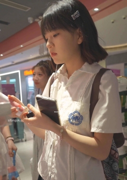 76069逛商店的jk短裙可爱小姐姐视频