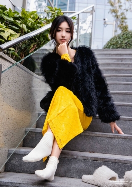 Z愉X-010星朵【110P+2V】黑色毛衫、黄色连衣裙套图视频